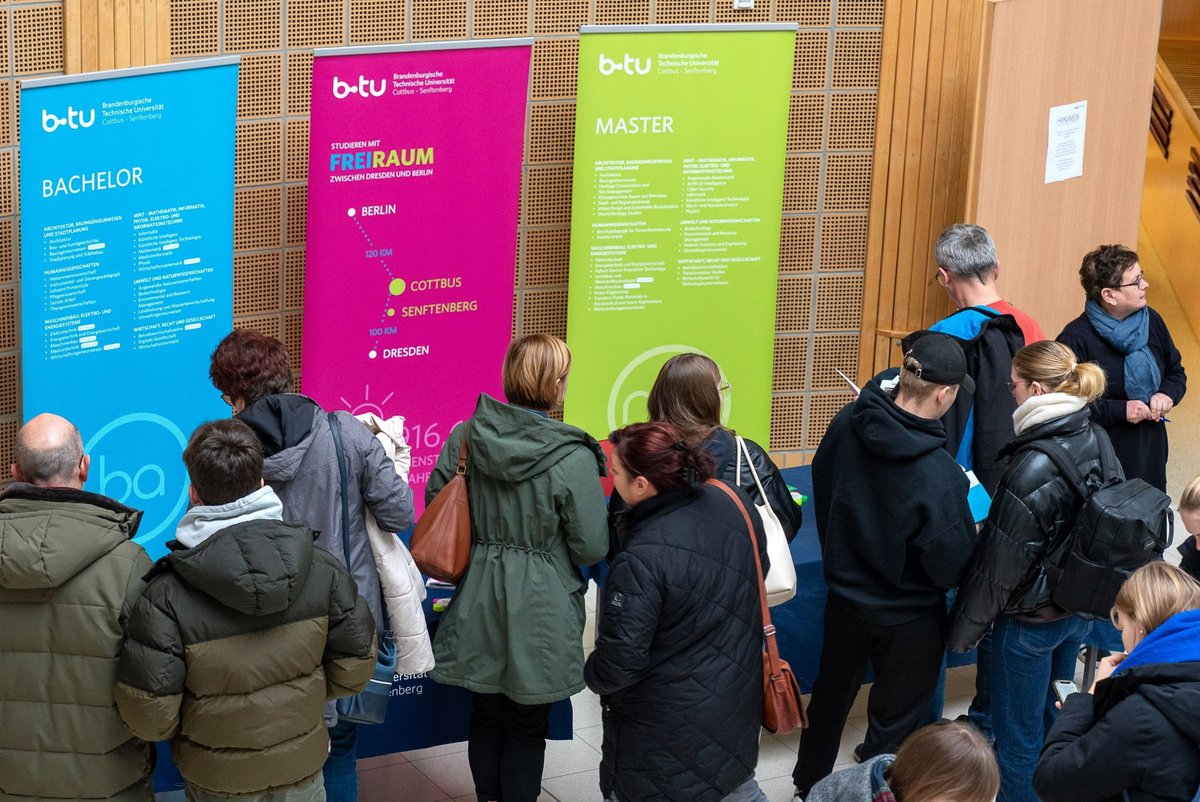 Many prospective students at the student guidance and counselling stand.