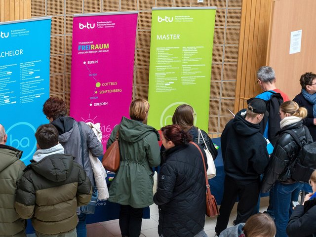 Many prospective students at the student guidance and counselling stand.