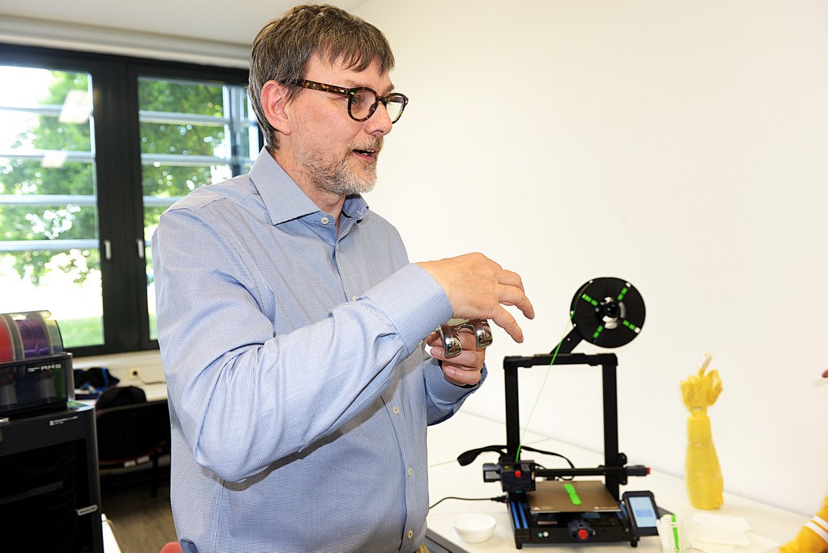 Ein Wissenschaftler zeigt den 3D-Druck von Orthesen.
