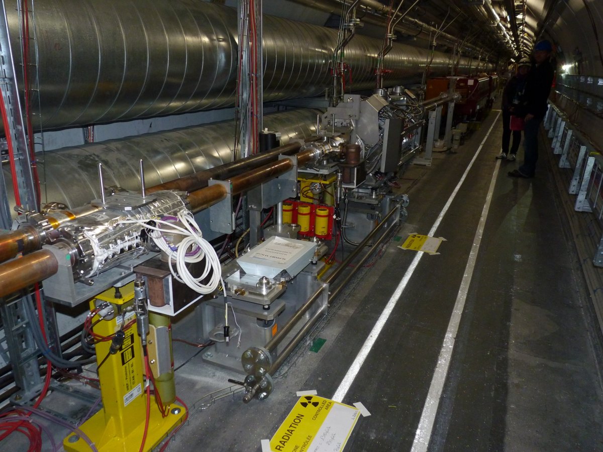 Zu sehen sind Protonenstrahlröhren im LHC Tunnel während einer 2-Wöchigen Pause. Stellen die stark radioaktiv sind werden gekennzeichnet, um lange Aufenthalte direkt an den Hotspots zu vermeiden.