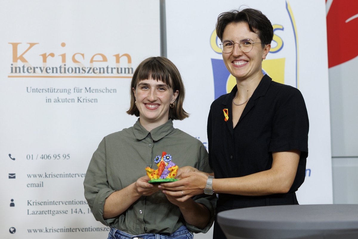 Johanna Tirnthal (r.) und Diana Köhler haben den Papageno-Medienpreis für suizidpräventive Berichterstattung erhalten. (Foto: BKA / Andy Wenzel)