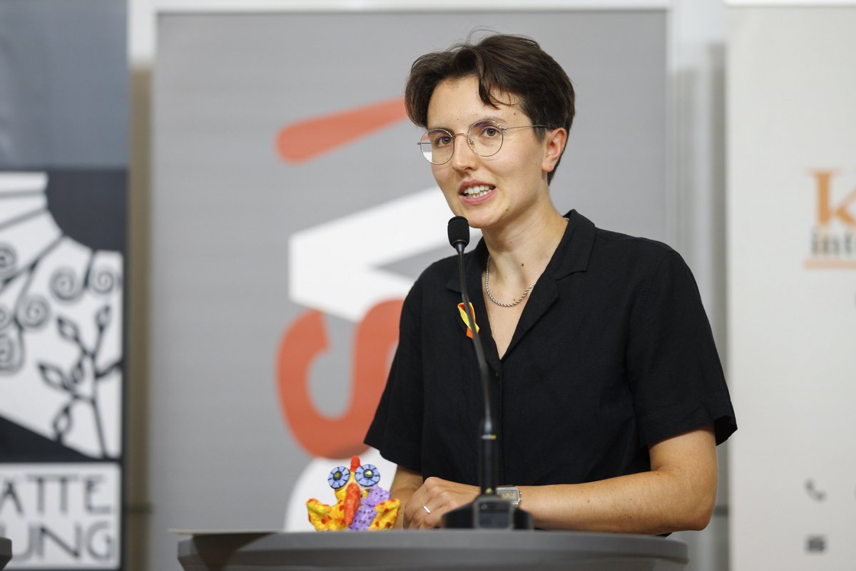 Johanna Tirnthal bei der Verleihung des Medienpreises. (Foto: BKA / Andy Wenzel)