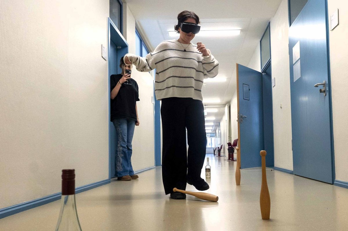 Besucherin beim Rauschbrillenparcours.