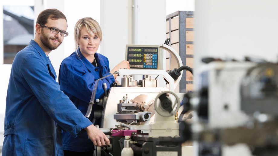 Dual Studierende im Maschinenbau in der Werkstatt