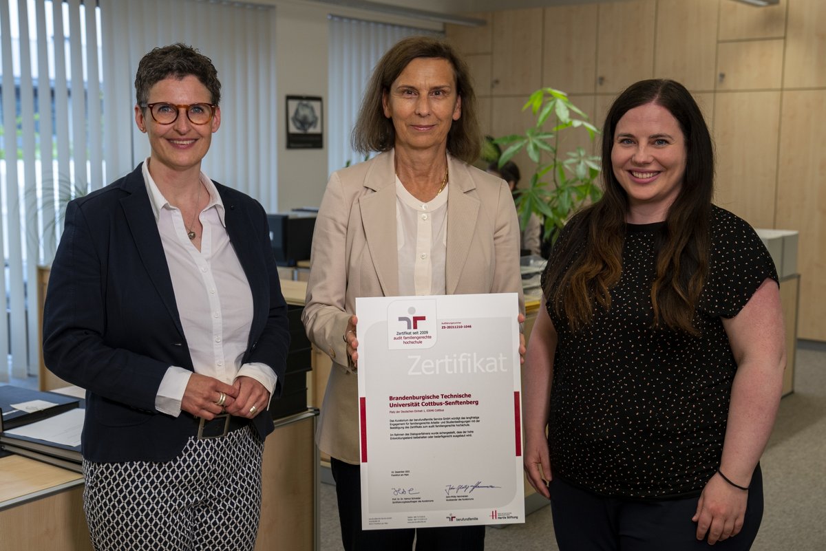In the photo (from left): Head of Corporate Identity Ilka Seer, BTU President Prof. Dr. Gesine Grande - presenting the family-friendly university audit certificate, and Diversity and Health Promotion Officer Simone Ruhwald. Photo: BTU, Spencer Vane