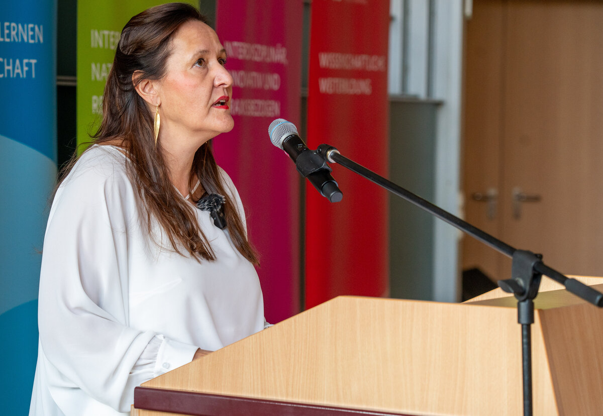 Ministerin Schüle am Rednerpult