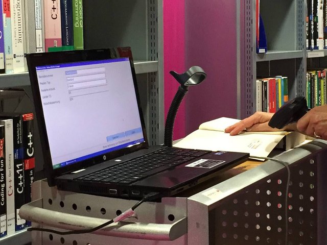 Die Bestände der Bibliothek werden auf RFID umgerüstet.