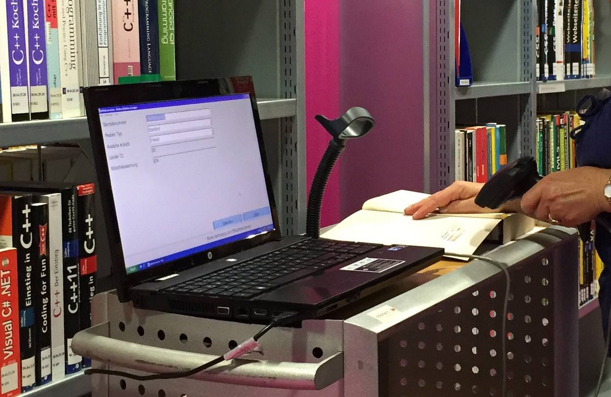 Die Bestände der Bibliothek werden auf RFID umgerüstet.