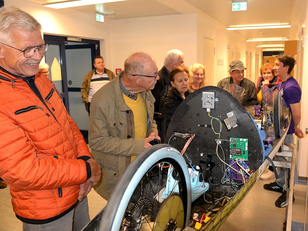 Studierende des Teams Lausitz Dynamics stellen ihr Energeisparmobil vor.