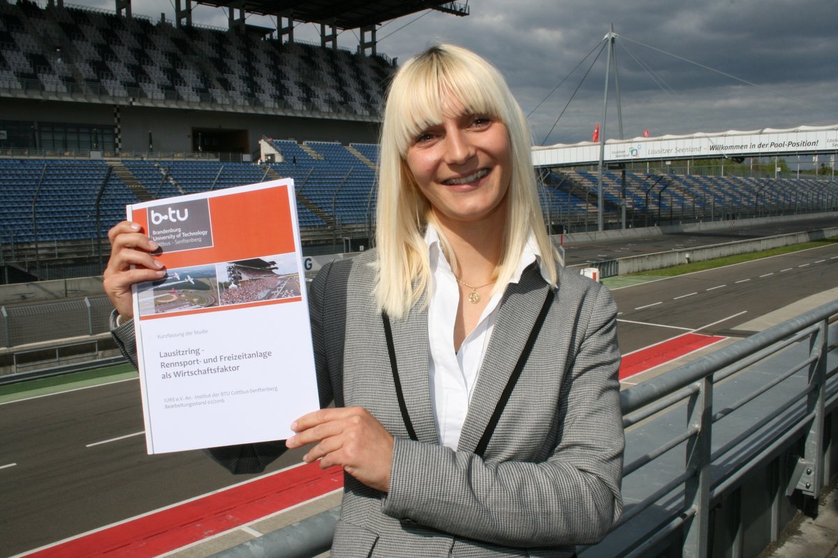 Vivien Eichhorn präsentiert auf dem Lausitzring die Studie.