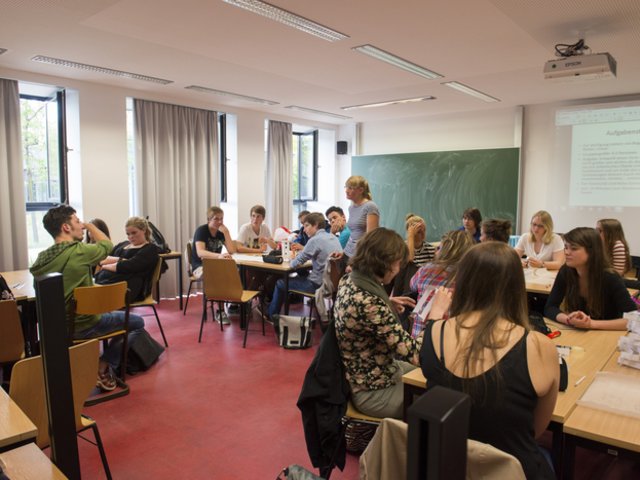 projektbezogene Gruppenarbeit gehört auch zum Probestudium  
