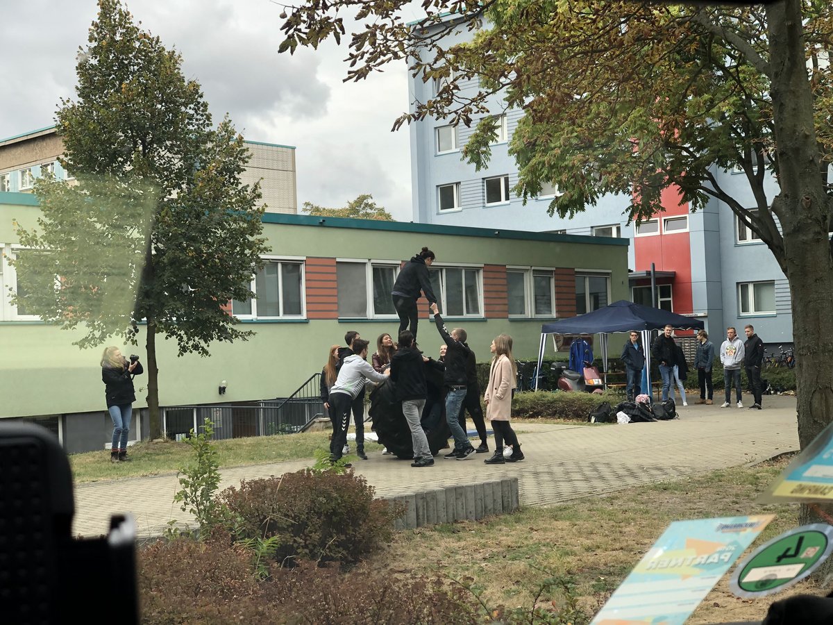 Studierende bauen eine Pyramide im Rahmen der Statdtralley in der Infowoche