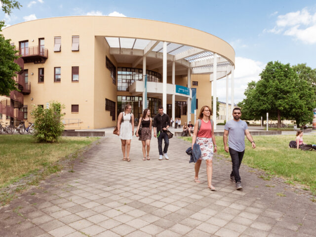 Studierende vor dem Konrad-Zuse-Medienzentrum am Campus Senftenberg