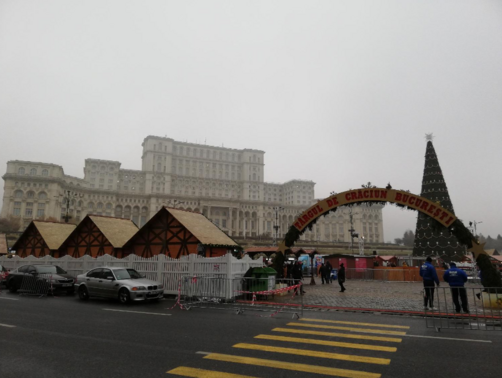 Weihnachstmarkt vor dem Parlamentspalast Bukarest