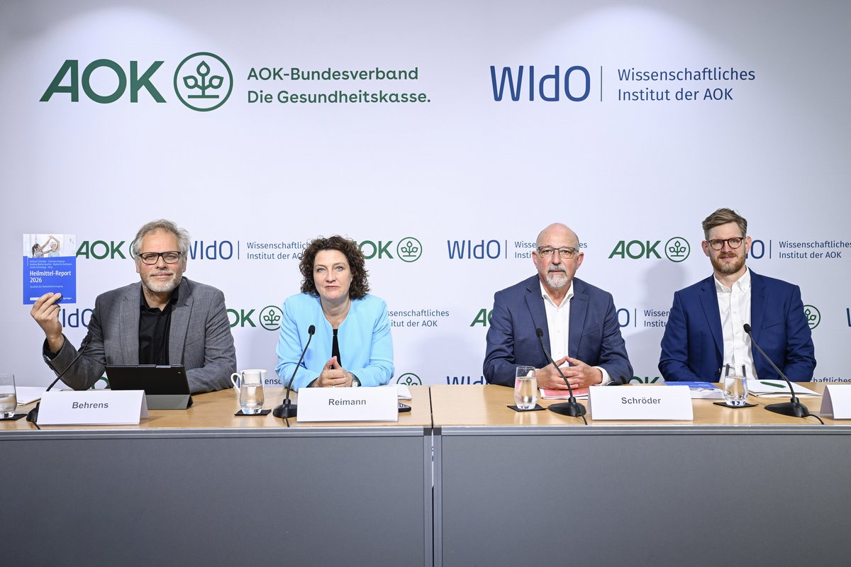 Das Foto zeigt das Podium (v.l): Dr. Kai Behrens, Dr. Carola Reimann, Helmut Schröder, Prof. Dr. Christian Kopkow bei der Vorstellung des Heilmittel-Reports.
