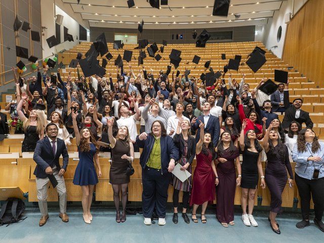 Hutwurf-Foto der Graduierten 2026