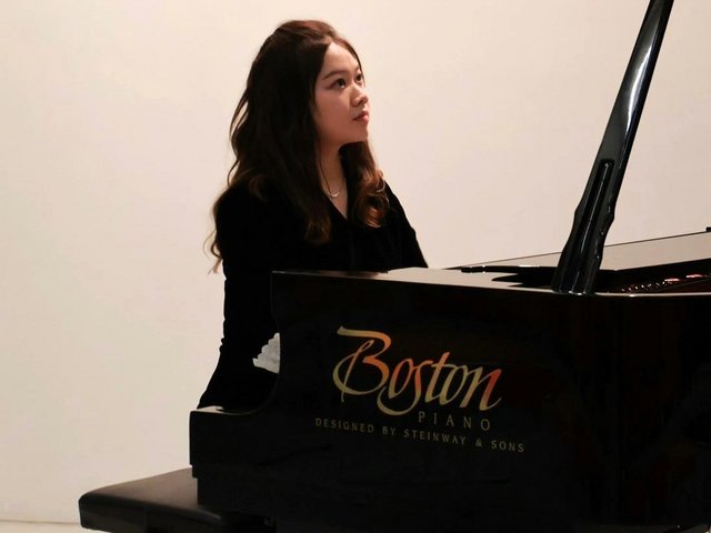 Die Studentin Yali Zhao am Klavier.