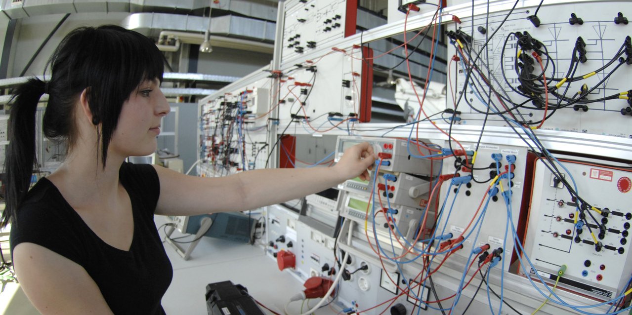 Studentin im Master Elektrotechnik beim Praktikum im Elektroniklabor