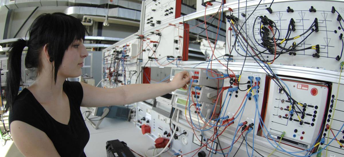 Student in the Master of Electrical Engineering during a training in the electronics laboratory