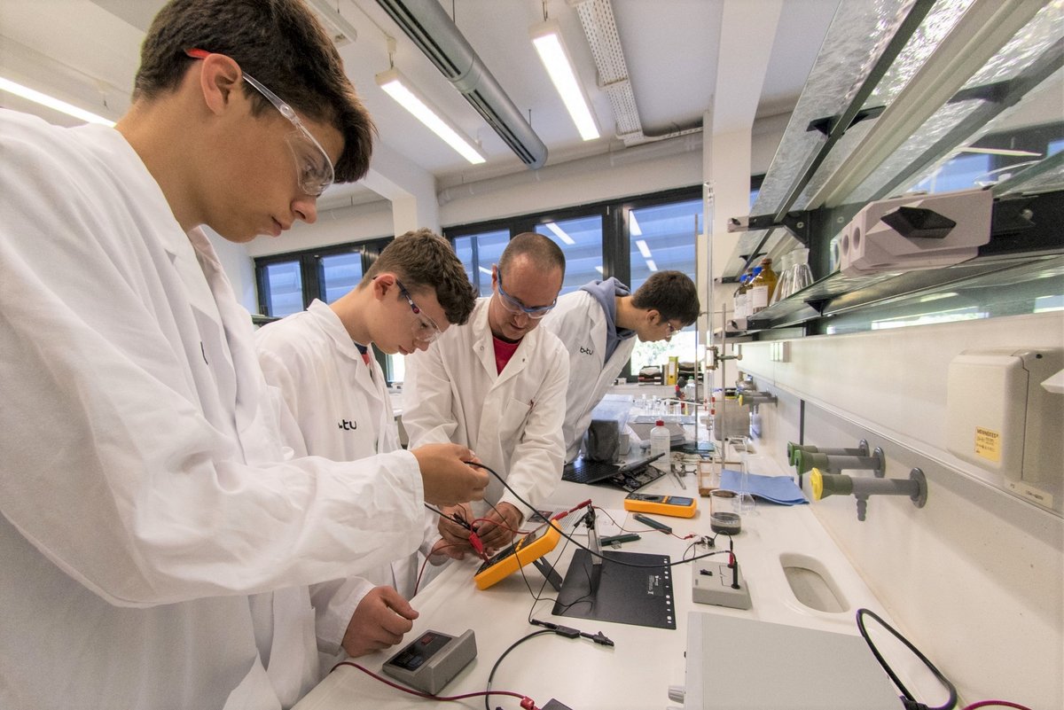 Participants in the Materials Chemistry Mint-EC Camp experiment in the lab.