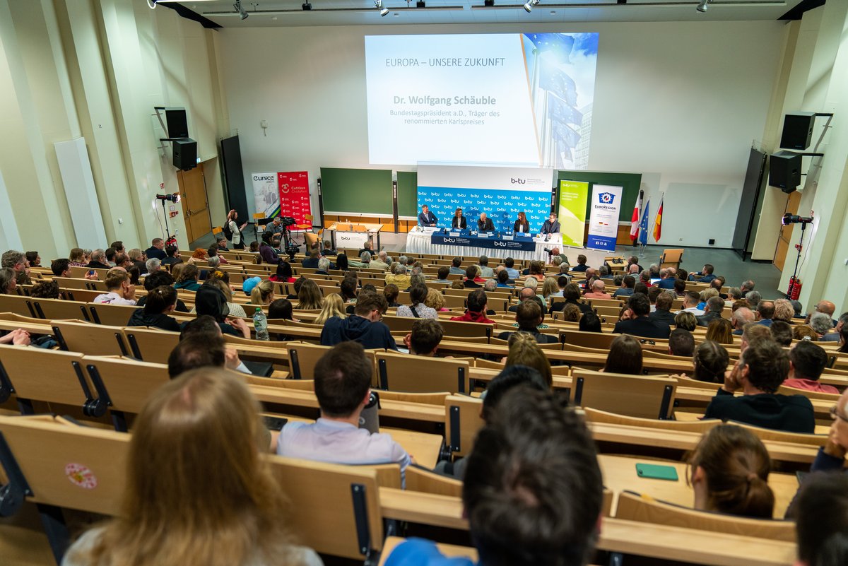 Der gut gefüllte Große Hörsaal der BTU