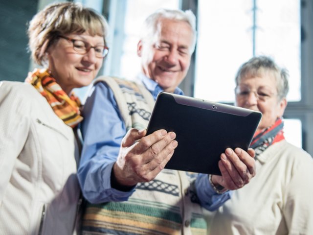 Senioren mit einem Tablet