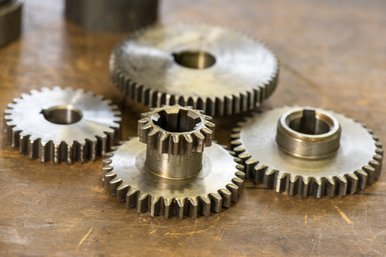 Zahnrädern in verschiedenen Größen.