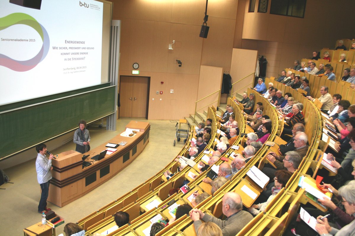 Voller Hörsaal bei der Eröffnung des 33. Semesters der Seniorenakademie.