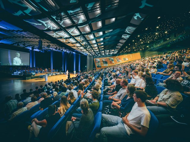 Zur Feierlichen Immatrikulation kamen Neustudierende, ihre Familien und Freunde sowie weitere Gäste in die Stadthalle Cottbus.
