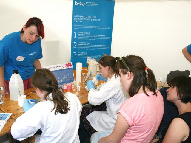 Jugendliche beim Experimentieren.