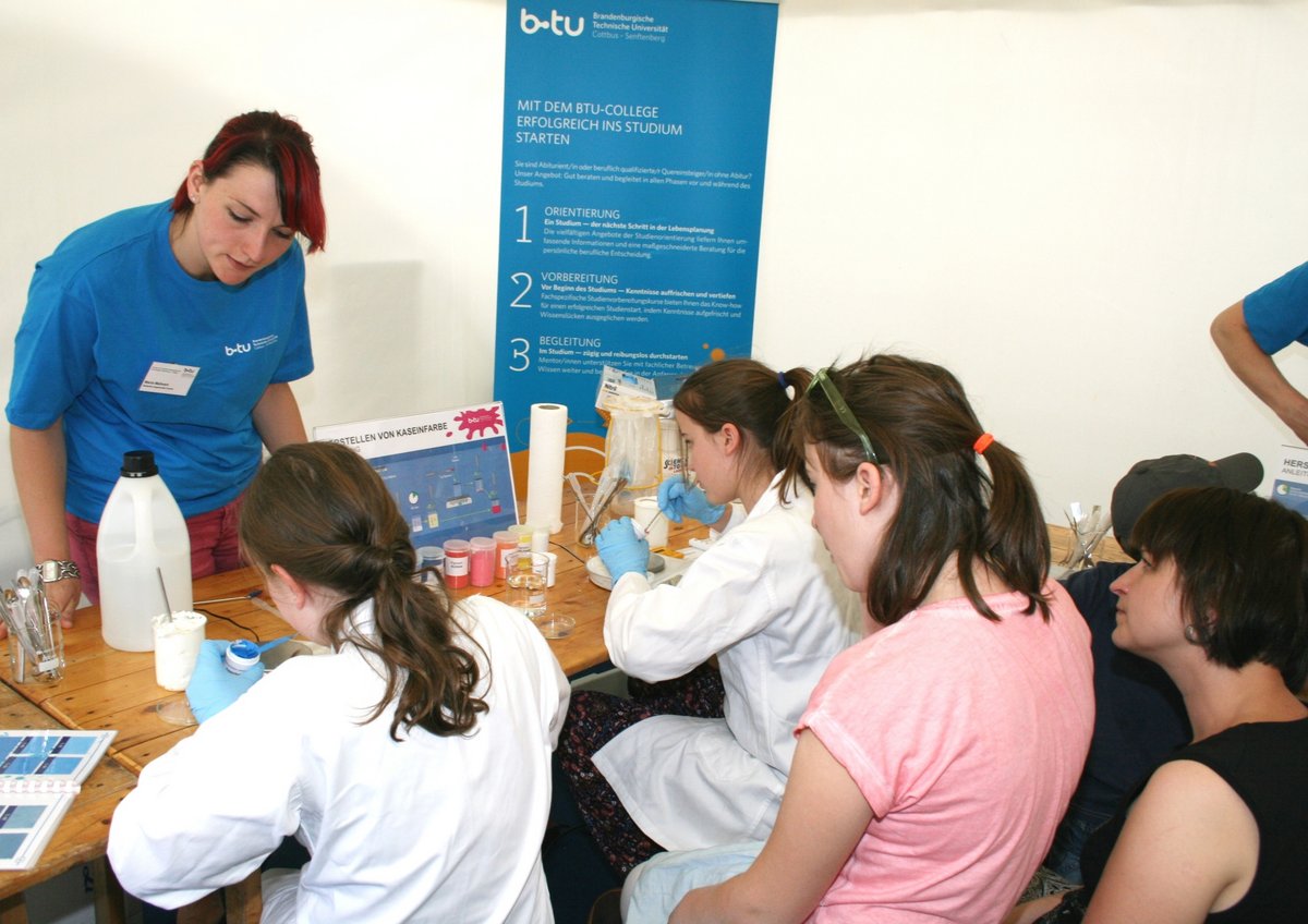 Jugendliche beim Experimentieren.