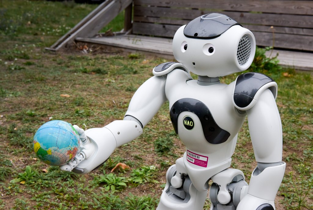 Humanoider Roboter als Symbol für den Einfluss von Technik in den Alltag