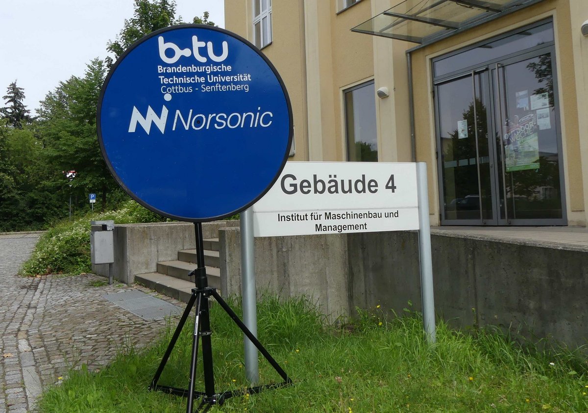 Akustische Kamera - vor dem Laborgebäude Maschinenbau auf den Senftenberger BTU-Campus stehend.