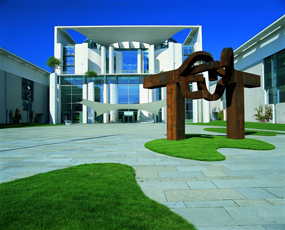 Eduardo Chillida, „Berlin“, 1999 vor dem Bundeskanzleramt in Berlin; Foto: BBR / Monika Fielitz