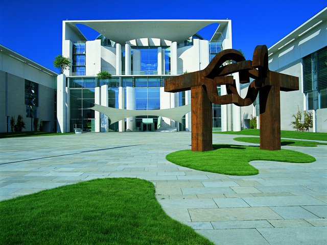 Eduardo Chillida, „Berlin“, 1999 vor dem Bundeskanzleramt in Berlin; Foto: BBR / Monika Fielitz
