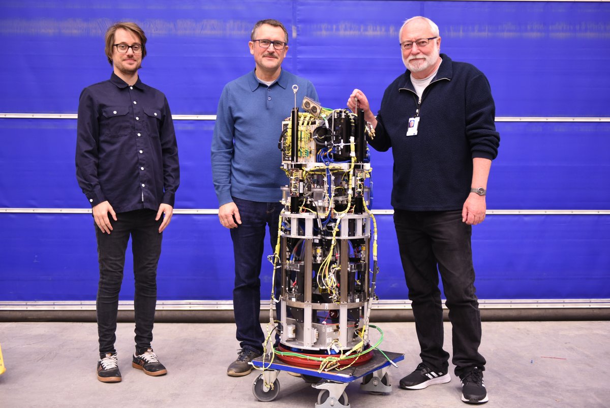 Scientists Dr. Antoine Meyer, Dr.-Ing. Vasyl Motuz and Dr.-Ing. Martin Meier (from left to right) next to the open experiment module in the payload integration hall. 