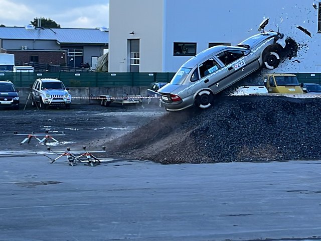 Test einer Sicherheitsbarriere mit Fahrzeug