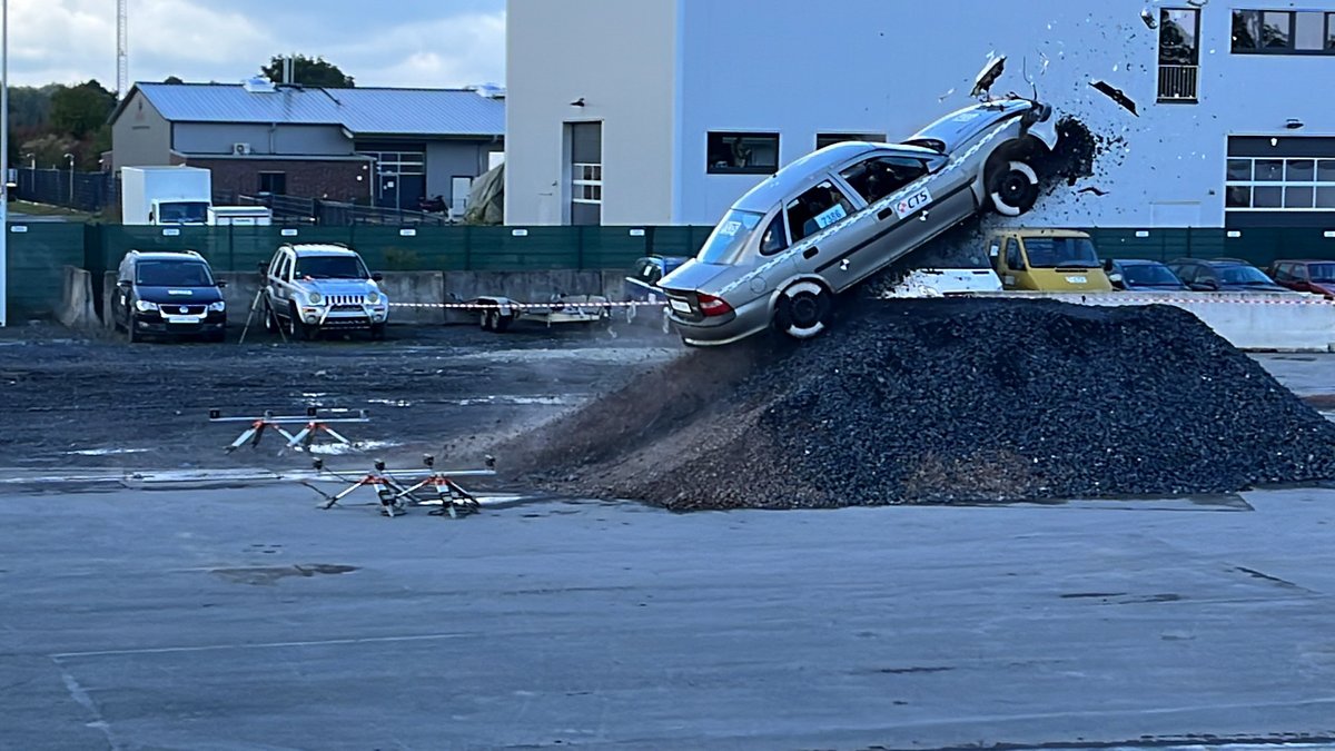 Test einer Sicherheitsbarriere mit Fahrzeug