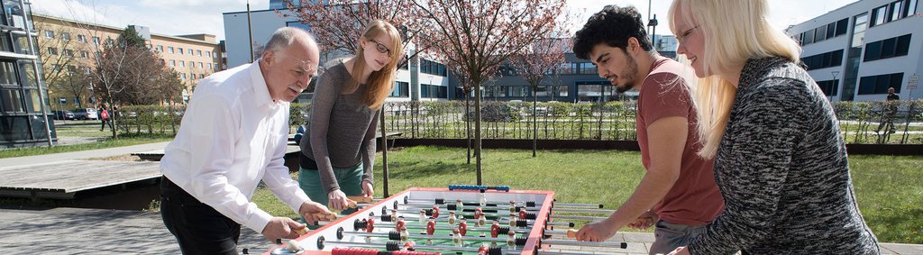 Für Beschäftigte Beschäftigte spielen Kicker