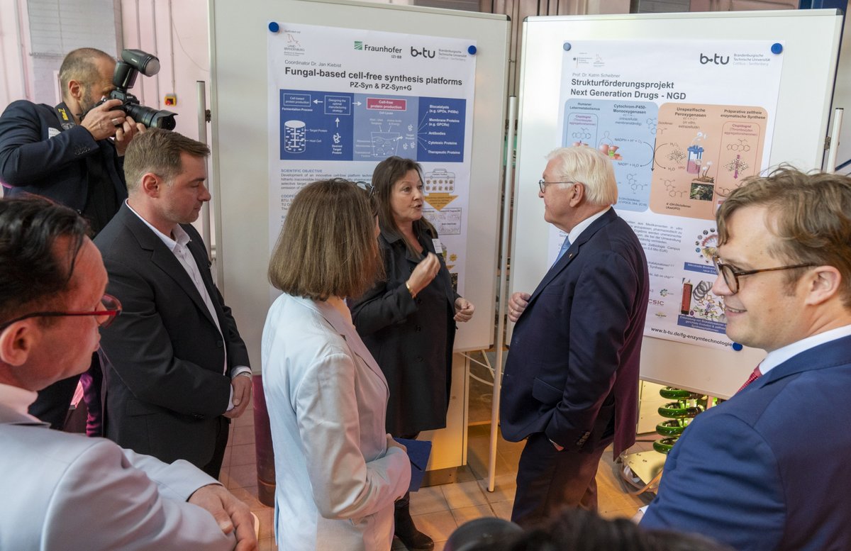 Prof. Katrin Scheibner explains her current research project to the Federal President, standing in front of a blackboard with information. © BTU, Ralf Schuster