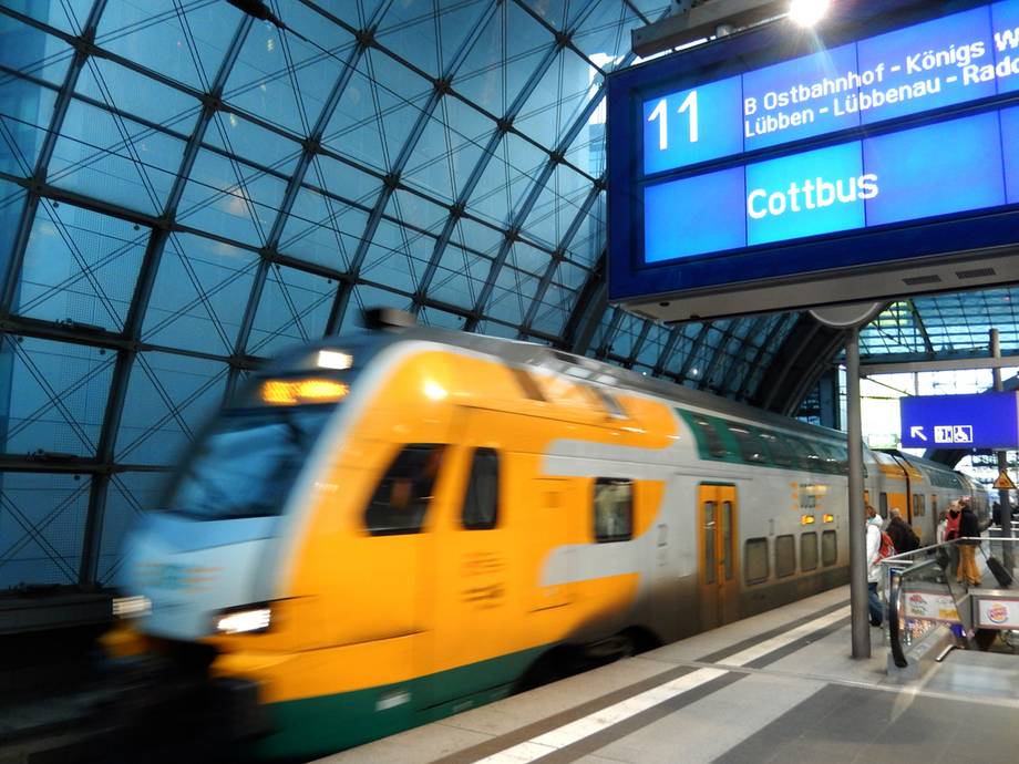 Auf dem Bild fährt der Zug nach Cottbus ab