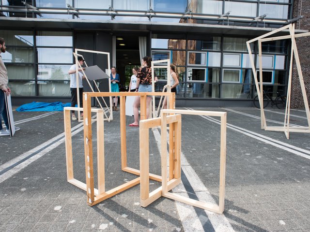 Studierende bereiten ihre Installationen vor