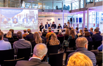 Publikum der Jahrestagung richtung Bühne