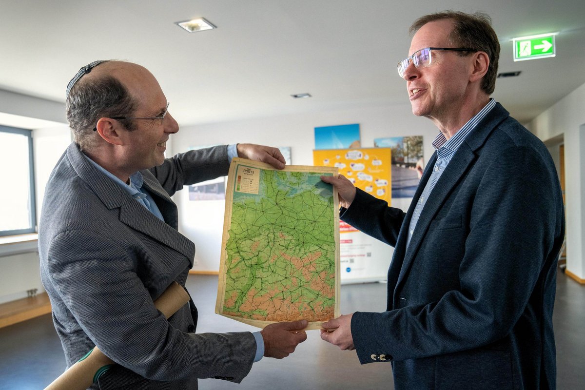 Daniel Schuval von der Bar-Ilan Universität (li.) überreichte Prof. Michael Hübner eine Original Karte aus Israel von 1962, auf der Cottbus und Senftenberg eingezeichnet sind.