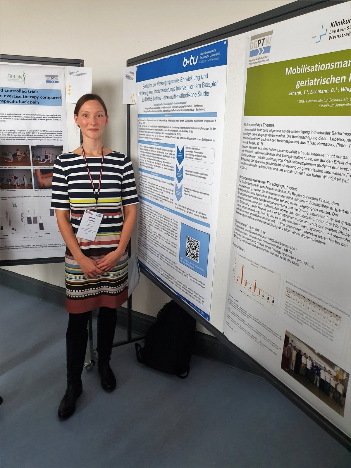 Die akadmische Mitarbeiterin Bettina Scheffler steht vor ihrem Poster, für das sie mit dem 2. Posterpreis ausgezeichnte wurde. Foto: Prof. Christian Kopkow 