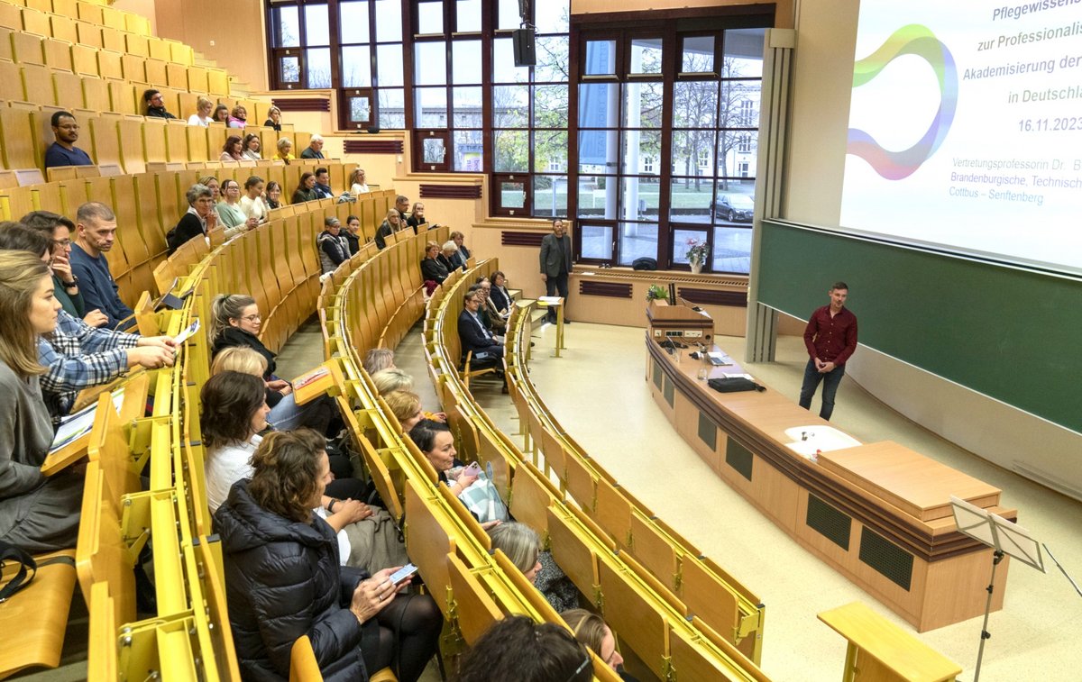 View into the lecture theatre, Stefan Burba (right) moderates.