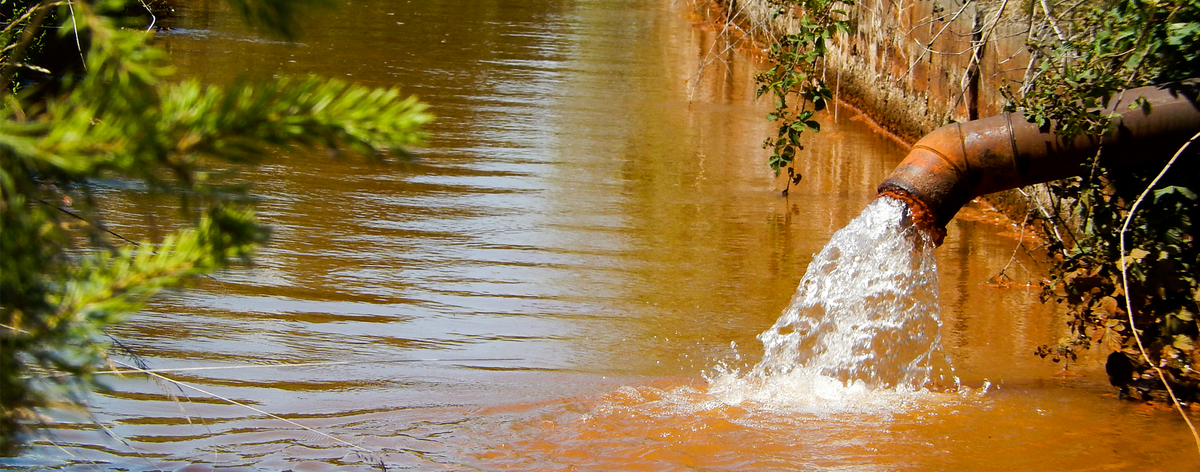 Rohrleitung spült schmutziges Wasser in den Fluß