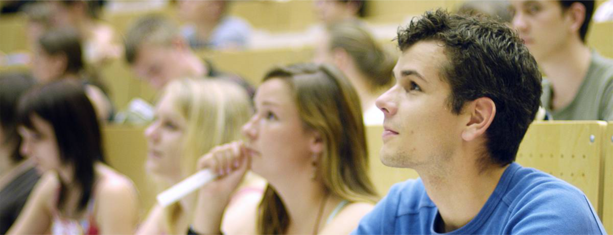 Studierende des Orientierungsstudiums hören Vorlesungen in den Fachmodulen der Studiengänge den Fachmodulen Studierende im Hörsaal