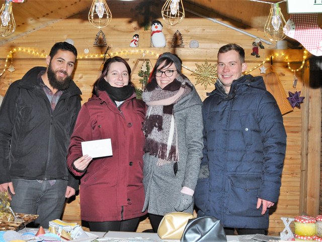 Gruppenfoto in der schönszen Weihnachtshütte (v. li.): Oussama Kabbaj, Rosalie König, Dörte Wegner, Mariaus Nagel.