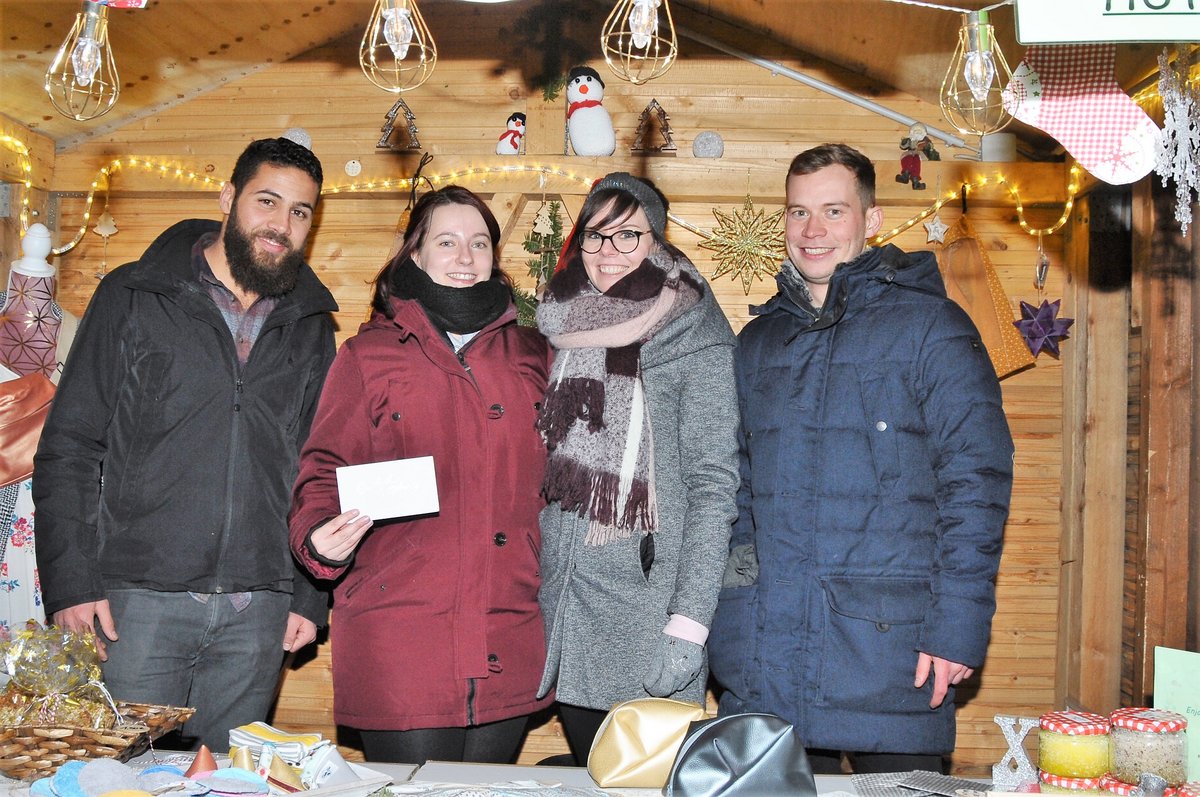 Gruppenfoto in der schönszen Weihnachtshütte (v. li.): Oussama Kabbaj, Rosalie König, Dörte Wegner, Mariaus Nagel.